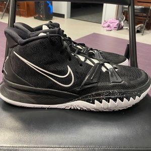 Nike Kyrie 7